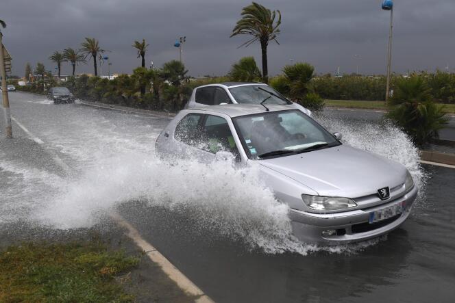 Une route inondée à Palavas-les-Flots, dans l’Hérault, le 13 octobre. Le département est passé en vigilance rouge pluies et inondations.