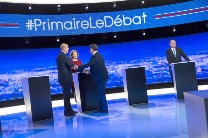 Nicolas Sarkozy salue Alain Juppé, lors du premier débat télévisé de la primaire de a droite, le 13 octobre.