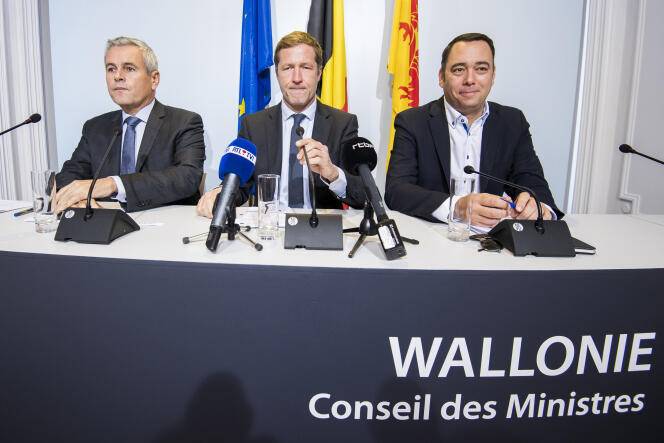 De gauche à droite, le ministre du budget wallon, Christophe Lacroix, le chef du gouvernement, Paul Magnette, et le ministre des travaux publics, Maxime Prevot, lors d’une conférence de presse, à Namur, le 25 septembre 2016.