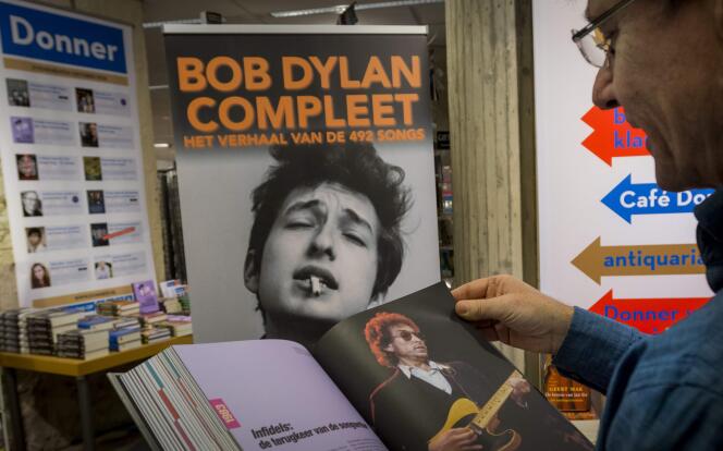 « Bob Dylan a choisi pour s’adresser au monde un moyen d’expression – la chanson – qui comporte tant de dimensions qu’on ne peut le décomposer en ses divers éléments. »