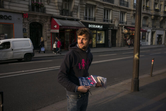 Eloi distribue, le 12 octobre 2016 devant la station Duroc à Paris, des tracts appelant à participer à la Manif pour tous le dimanche suivant.