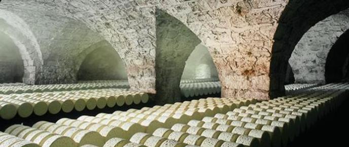 Visite en sous-sol (et dans le froid) des plus vieilles caves où se fabrique le fameux fromage.