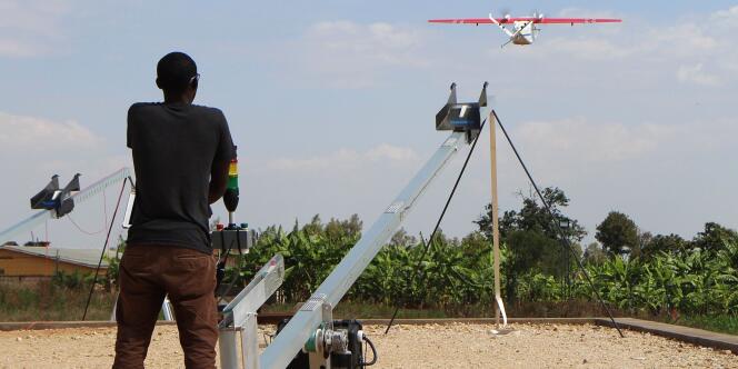 Un technicien de la société américaine Zipline lance un drone le 12 octobre à Muhanga, à 50 kilomètres à l’ouest de Kigali. Le 14 octobre, le Rwanda a inauguré un projet qui va permettre de livrer grâce à ces drones des médicaments et en premier lieu des poches de sang, dans les vingt-et-une cliniques situées en zones rurales.