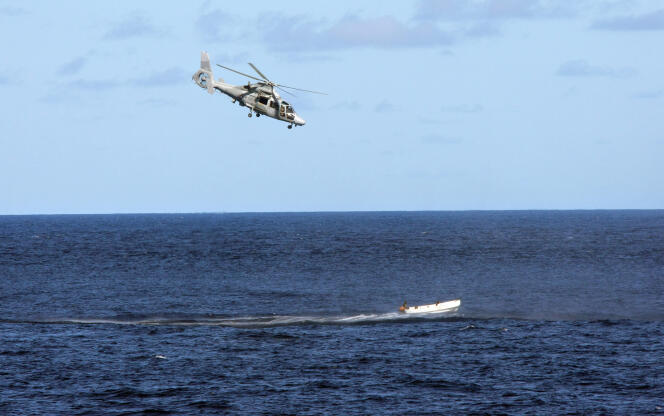 Un hélicoptère à la poursuite d’un bateau soupçonné d’abriter de pirates somaliens, en 2009.