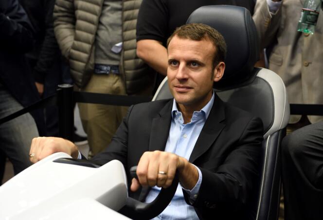 Emmanuel Macron au Paris Motor Show, porte de Versailles, le 15 octobre.