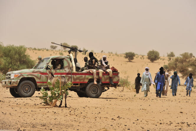 Des habitants d’Abalak passent près d’un pick-up de la garde nationale du Niger, en 2012. L’otage américaine a été enlevé dans cette ville du centre du pays.