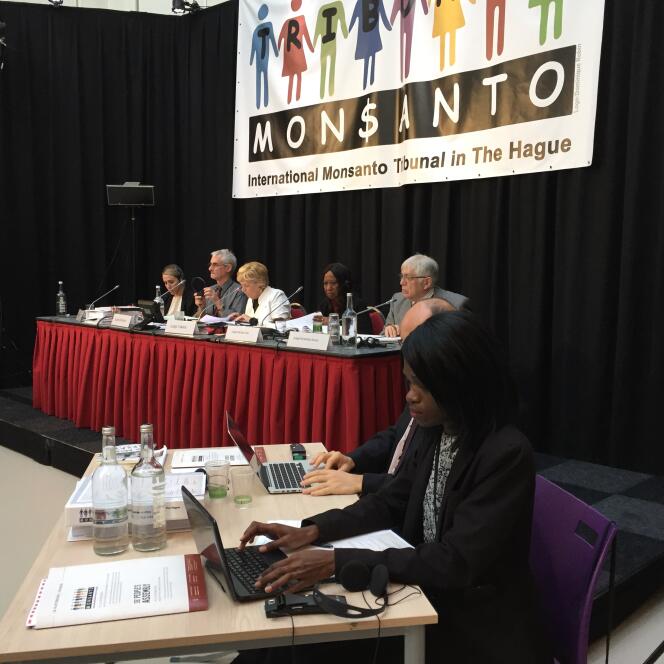 Au Tribunal Monsanto, à La Haye (Pays-Bas), en octobre 2016, cinq juges internationaux écoutent les témoins venus du monde entier.