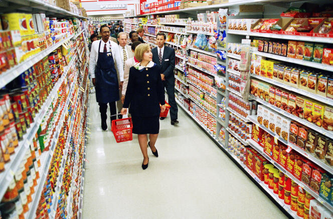 Hillary Clinton, accompagnée de ses gardes du corps, en campagne pour sa réforme de la santé, dans un supermarché de Washington, le 2 mai 1994.