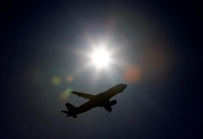 Un vol commercial quitte l’aéroport de Genève, le 12 avril.