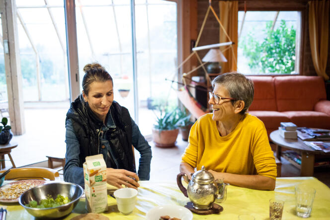 Maria (à gauche), arrivée du Kosovo en 2013, a fait une demande d'asile en France. Elle est hébergée par Elisabeth (à droite) et Pierre, membres du CARM (Collectif d’accueil des réfugiés en Matheysine) à Roizon, sur le plateau Matheysin (Isère).