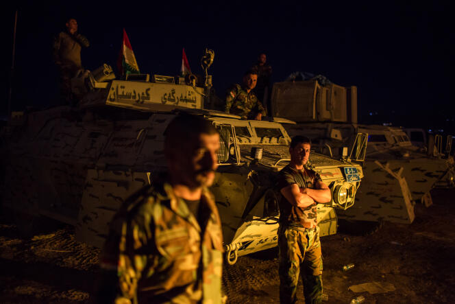 Position de peshemergas dans le secteur de Khazir. Les hommes se préparent pour l'offensive qui a lieu à l'aube. Village de Qaryat Asqafn, Irak, le 17 octobre.