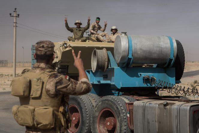 Brigade de l'armée irakienne qui se déplacent en convoi dans le but de se déployer dans le sud de Mossul. Ils viennent du sud de l'Irak majoritairement chiites. Photo prise à Makhmour.