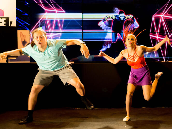 Deux danseurs en démonstration sur la scène d’Ubisoft, à la Paris Games Week 2015.