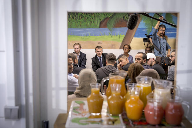 Emmanuel Macron visite le centre « Solidarité Dom-Tom - Hérault » à Montpellier, mardi 18 octobre.