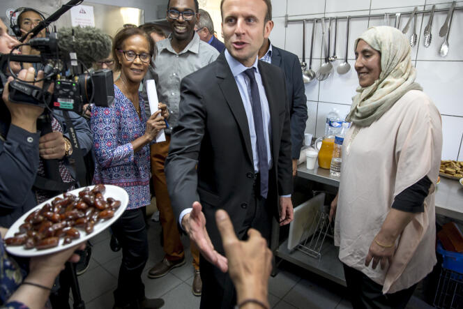 Emmanuel Macron visite le centre « Solidarité Dom-Tom - Hérault » dans le quartier de La Paillade à Montpellier, mardi 18 octobre.