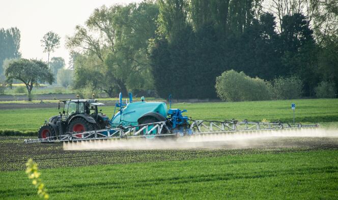 Epandage de pesticide le 9 mai 2016 à Fromelles, près de Lille.