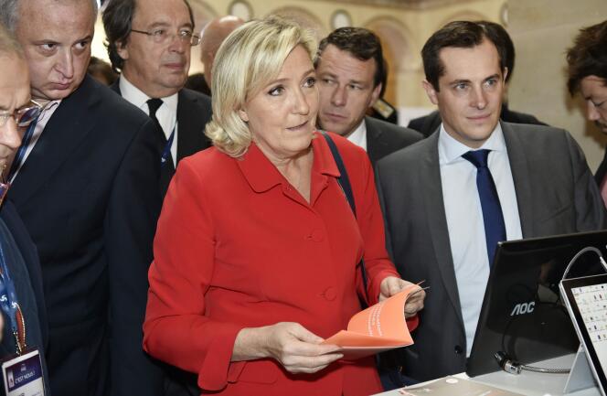 « Il faut se centrer sur les trois principaux thèmes économiques frontistes – la sortie de l’euro, le protectionnisme et l’immigration –, afin de démontrer la contradiction entre les prescriptions du parti d’extrême droite et les intérêts de ses électeurs » (Photo: Marine Le Pen, le 18 octobre, à Paris).