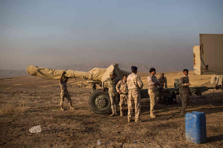 Près du village de Qaryat Asqaf, l’armée irakienne installe une pièce d’artillerie en prévision d’une bataille qui s’annonce longue.