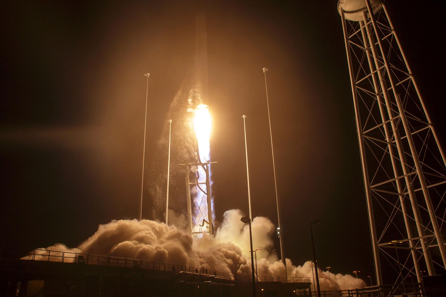 NASA : les images du décollage (réussi) de la fusée Antares