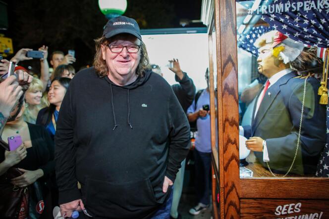 Le réalisateur Michael Moore lors de la projection de son documentaire-surprise, « TrumpLand », à New York, le 18 octobre 2016.