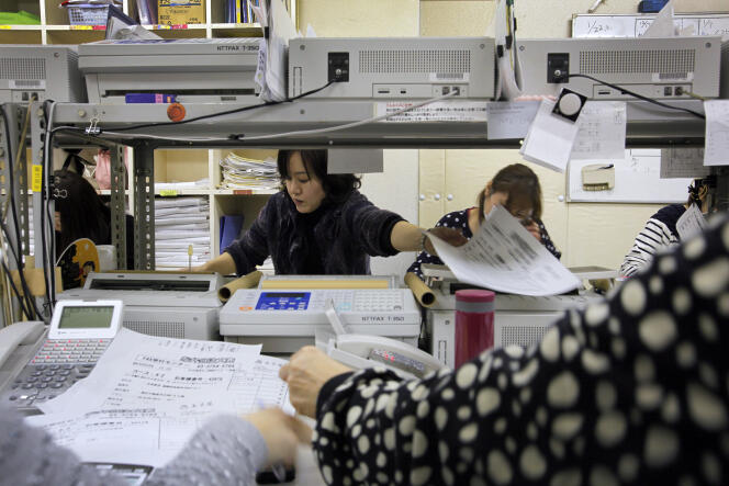 Les employés d’une entreprise de livraison de bentos à Tokyo reçoivent les commandes par fax.