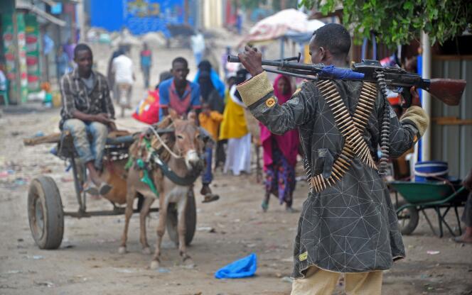 Des soldats somaliens patrouillent à Afgooye, à environ 30 kilomètres au sud de la capitale, Mogadiscio, le 19 octobre.