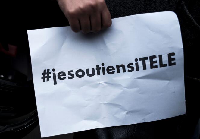 Manifestation de soutien aux journalistes en grève à i-Télé, devant le siège social de la chaîne d’information, à Boulogne-Billancourt, le 19 octobre.