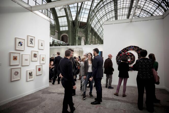 Des visiteurs à la 43e édition de la Foire internationale d’art contemporain (FIAC) au Grand Palais à Paris, le 19 octobre 2016.