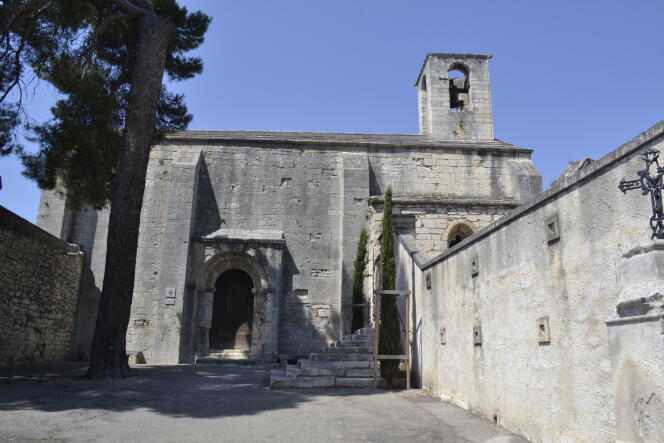 La chapelle Saint-Marcellin et l’entrée du cimetière de Boulbon.