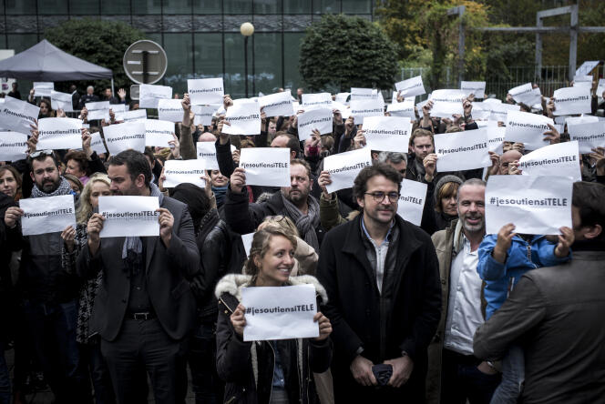 Des membres de la rédaction d’i-Télé et des soutiens réunis devant le siège de la chaîne à Boulogne-Billancourt, le 19 octobre.