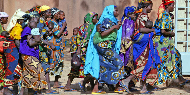 Des femmes nigériennes vivant en milieu rural se rendent dans la ville de Guidan-Roumdji.