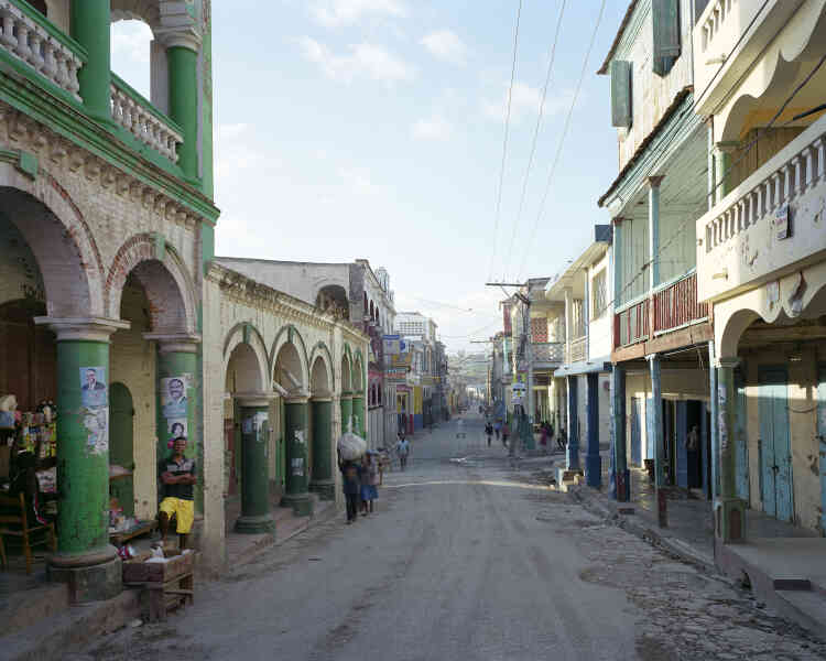 « Certains arrivent encore à pied à Jérémie, la grande ville du sud-ouest d’Haïti. Surnommée la ville des poètes, elle a conservé tout son caractère architectural caribéen malgré les incendies qui l’ont ravagée par le passé. »