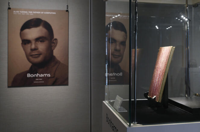 Portrait et carnet du mathématicien britannique, Alan Turing, à Hongkong, en 2015.
