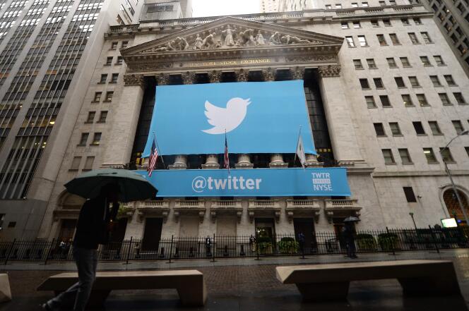 Une bannière à l’effigie du réseau social Twitter, le 7 novembre 2013 à New York.