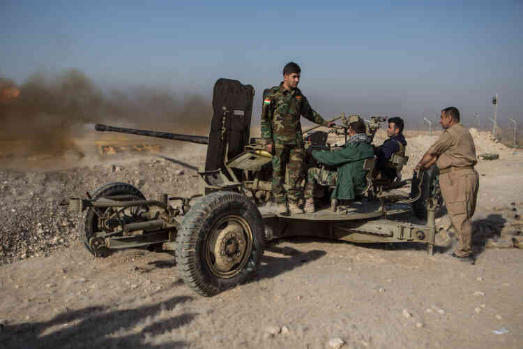 Front de Nawaran, le 20 octobre, l'offensive pour reprendre la ville de Bashiqa et les villages autour a commencé. Ici, une position d'artillerie kurde, qui ne cesse de tirer depuis le petit matin.