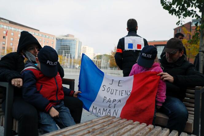 Tout comme les manifestations nocturnes qui ont lieu en région parisienne et dans le reste de la France depuis lundi, ce rassemblement a été organisé hors du cadre syndical.