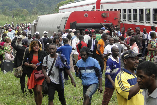 Vendredi 21 octobre, des rescapés s’éloignent des wagons accidentés du train 152. Il y aura bien davantage de victimes dans les wagons ayant basculé dans le ravin.