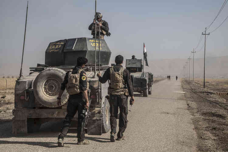 23 octobre. Des démineurs de l’armée irakienne avancent seuls la route qui sera empruntée pour l’attaque en direction de Mossoul menée par Isof 1 et 2.