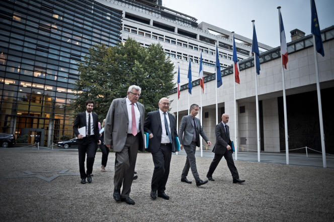Michel Sapin (ministre de l'économie et des finances) et Christian Eckert (secrétaire d'Etat au budget), au ministère de l'économie, à Paris, le 28 septembre.