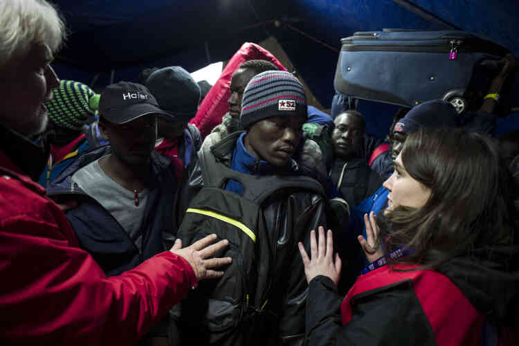 Près de 2 400 migrants vont partir de la « jungle » de Calais, lundi 24 octobre.