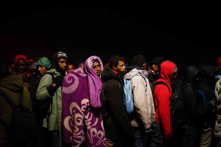 Des migrants lors de l'évacuation de la « jungle » de Calais, le 24 octobre.