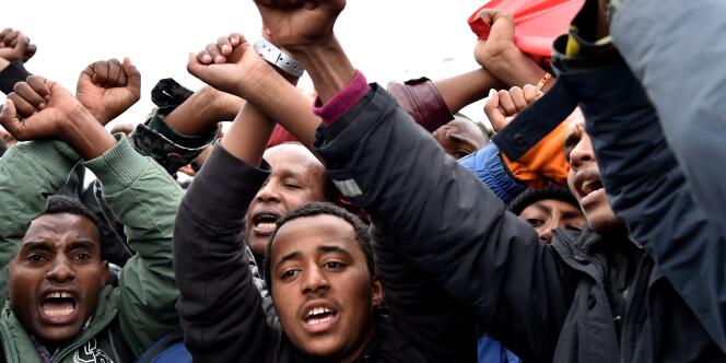 Des migrants éthiopiens à Calais croisent les poings en signe de soutien à la révolte des Oromos en Ethiopie, le 24 octobre 2016.