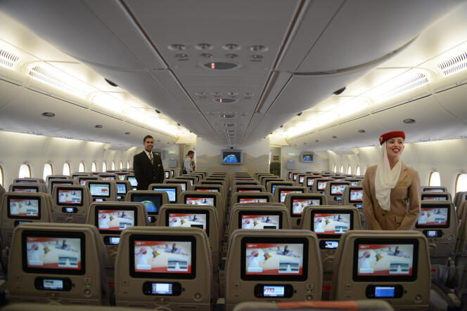 La compagnie Emirates opère un aller-retour par jour entre les deux pays, mais depuis vendredi, les Tunisiennes, quel que soit leur âge, ont été temporairement empêchées d’embarquer