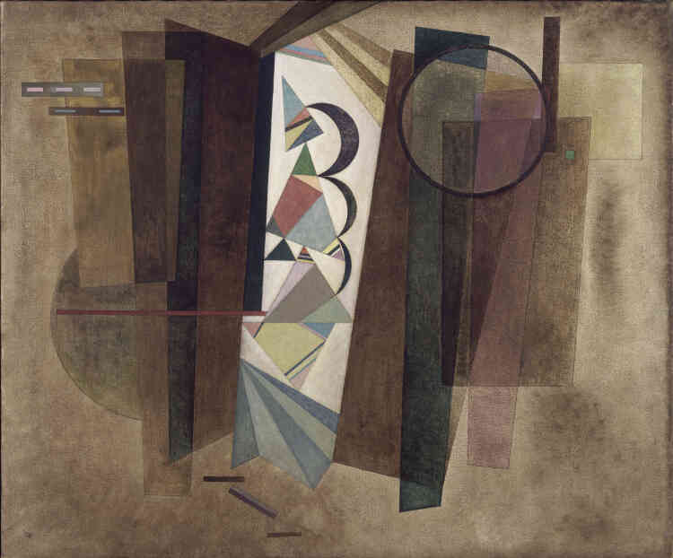 « Après la fermeture du Bauhaus par les nazis, Kandinsky peint au cours de l’été 1933 une dernière toile aux tonalités sombres : “Développement en brun”. Le voile sombre qui recouvre la composition géométrique est à l’image du contexte historique tragique de l’époque. Au centre, dans un espace blanc, tourbillonnent quantité de formes multicolores qui sont à l’image du renouveau que Kandinsky entrevoit dans son futur exil parisien. »