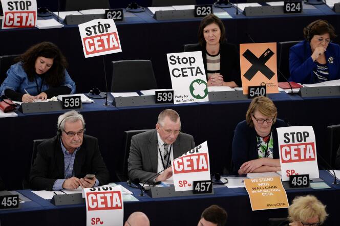 Lors de la session du 26 octobre au Parlement européen, à Strasbourg, des eurodéputés ont affiché des pancartes « Stop CETA ».