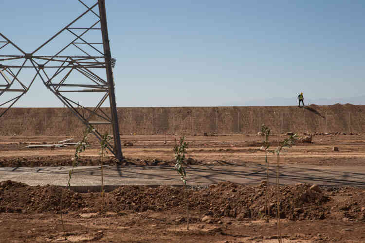 Au plus fort du chantier, la construction de Noor 1 a occupé 2 000 ouvriers. La centrale fournit aujourd’hui du travail à 200 employés, dont 40 % vivent dans la région de Ouarzazate, l’une des plus pauvres du Maroc.