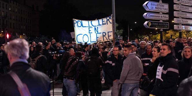 Des agents de police dans la rue à Lyon, le 26 octobre. Depuis le 17 octobre, le mouvement s’est caractérisé par des rassemblements nocturnes quasi quotidiens.