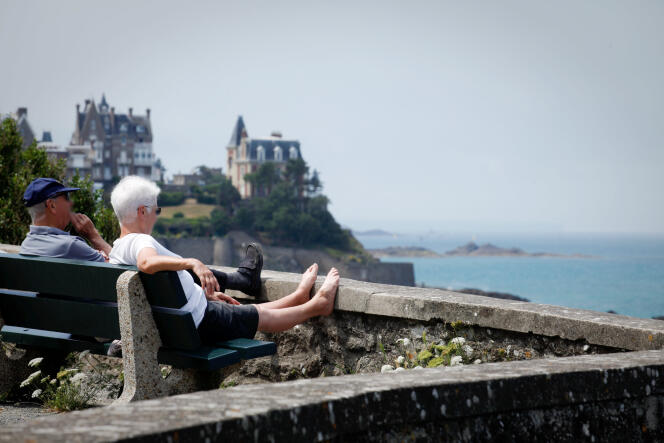 « En 2030, 30 % de la population française sera âgée de plus de 60 ans » (Photo: côte de Dinard, bord de mer. Couple de promeneurs seniors en 2010).