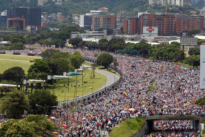 Plusieurs centaines de milliers de personnes ont manifesté à Caracas, le 26 octobre.