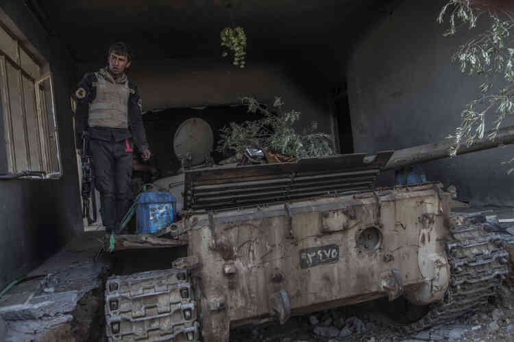 Les défenses de l’EI à Mouaskar Jenine donnent un avant-goût de ce qui attend les forces irakiennes à Mossoul. Entre le fief djihadiste et la Division d’or, il reste la petite ville de Bazwaya et le faubourg de Gagjali. Les mortiers et les tanks Abrams pilonnent depuis deux jours les positions d’où une poignée de combattants les harcèlent à Bazwaya. La ville semble avoir été désertée. La division d’élite n’attend plus que l’ordre d’attaque.